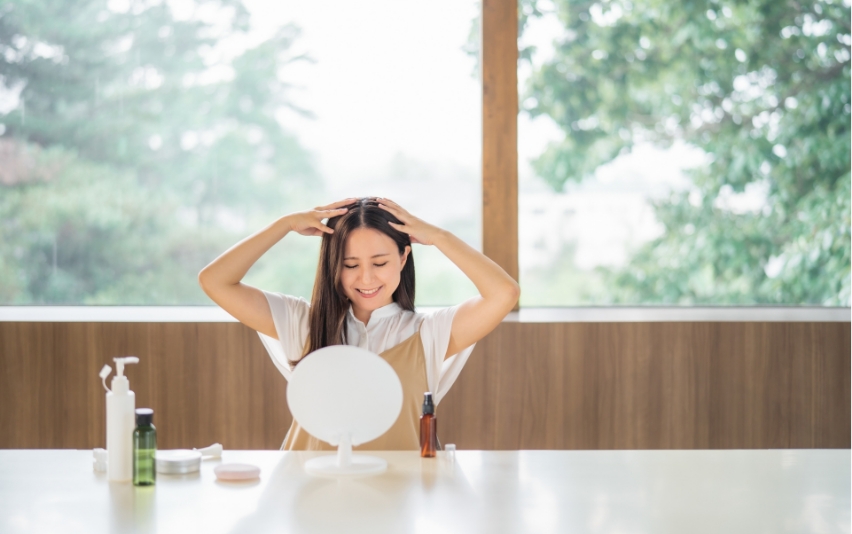 髪を整える女性