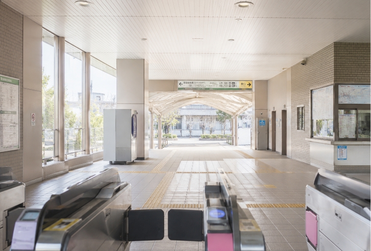 泉ヶ丘駅の改札を出て、左へ進みます。