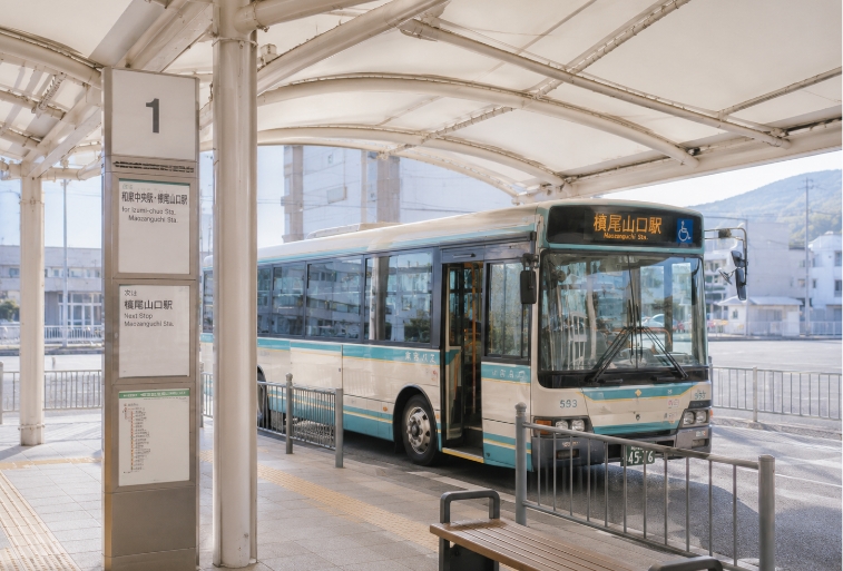 1番乗り場から「津久野駅」行きのバスに乗車し、4つ目の「深阪」バス停で下車します。