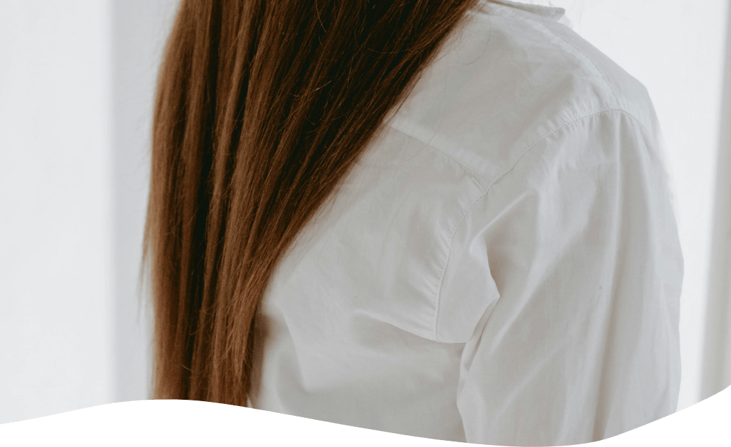 しなやかな髪の女性